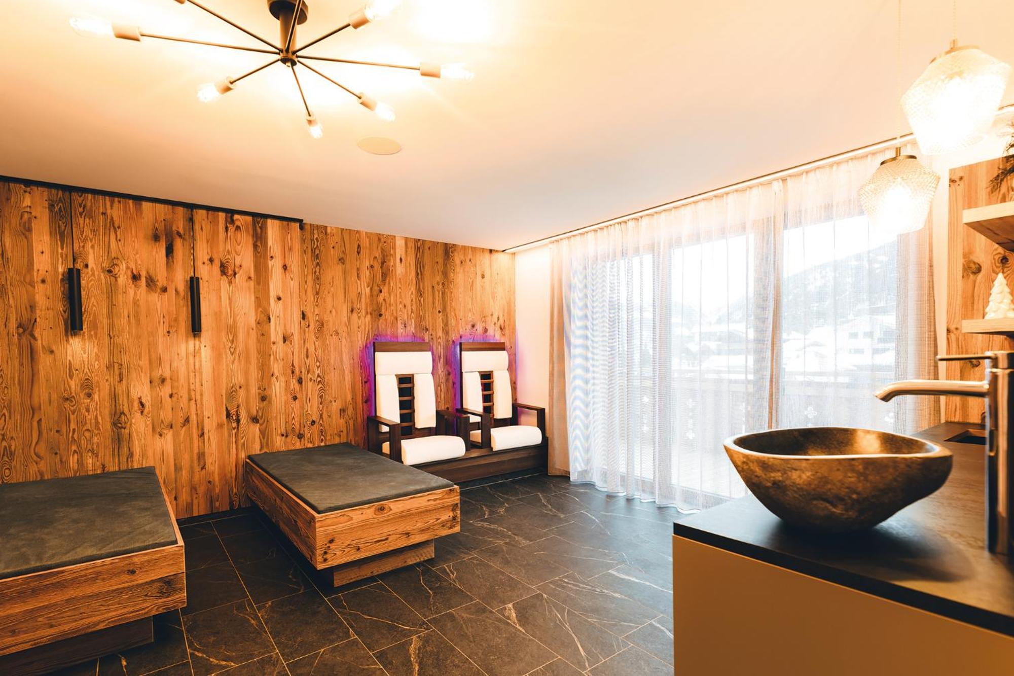 Burgstadl Aparthotel & Restaurant ลาดิส ภายนอก รูปภาพ