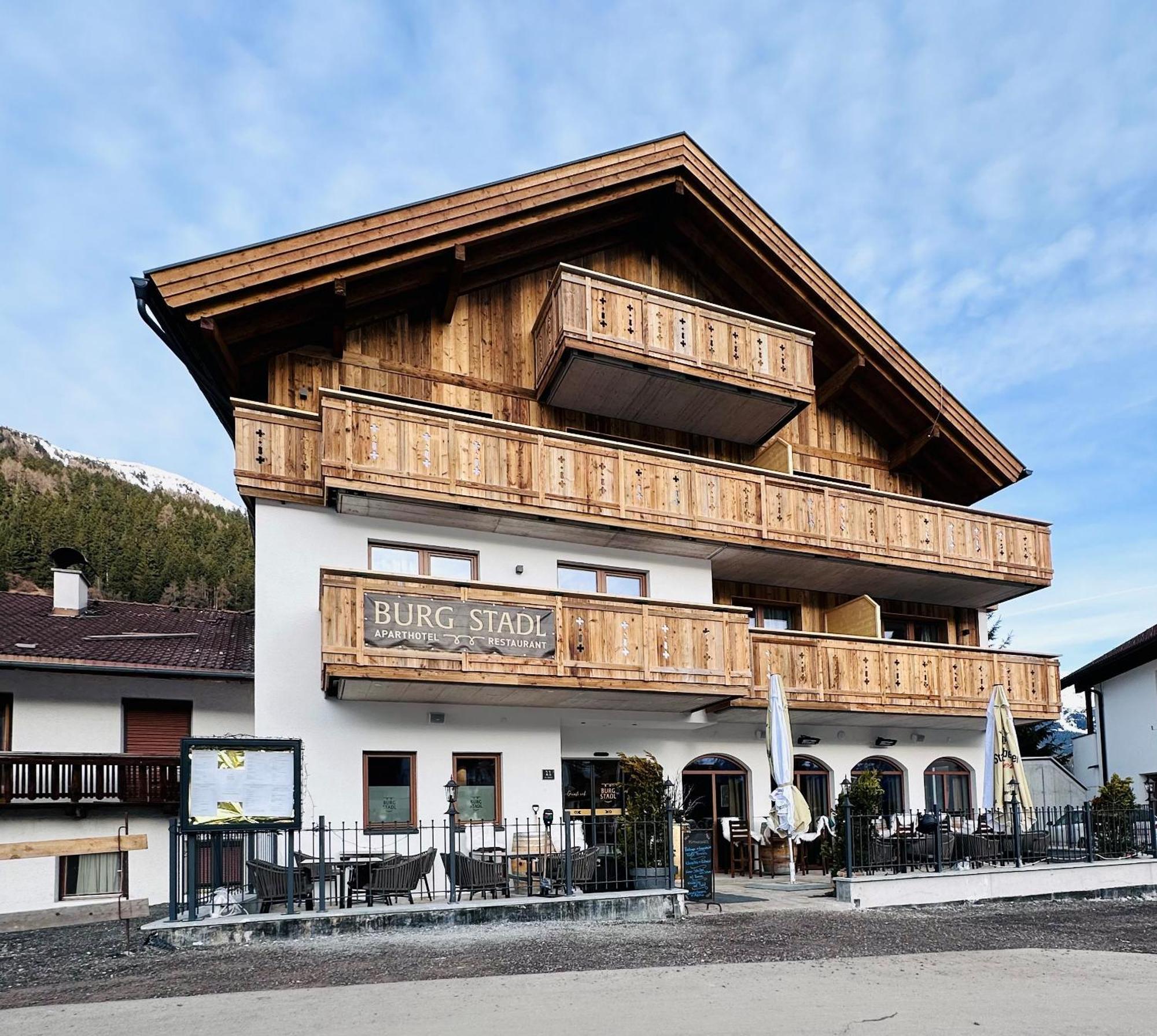 Burgstadl Aparthotel & Restaurant ลาดิส ภายนอก รูปภาพ