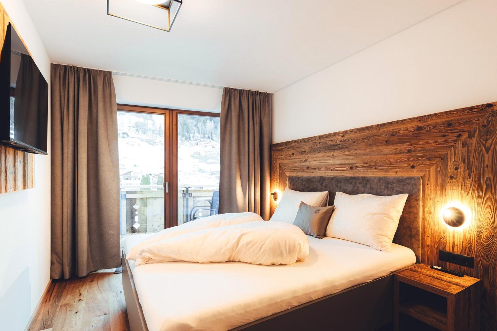 Burgstadl Aparthotel & Restaurant ลาดิส ภายนอก รูปภาพ